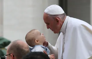 Papa Francisco saúda um menino no Vaticano.