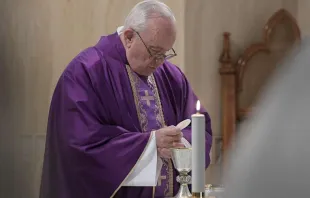 Papa Francisco durante a Missa na Casa Santa Marta.