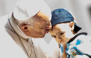 Papa Francisco abençoa um menino durante a Audiência Geral.