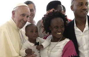 Imagem referencial. Papa Francisco abençoa pessoas africanas.