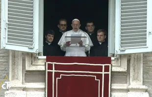 Papa durante o Regina Coeli acompanhado pelos novos sacerdotes.