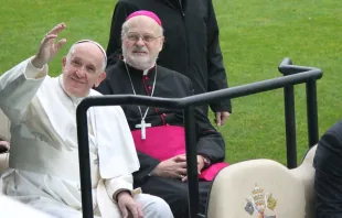 Papa saúda os fiéis antes da Missa.