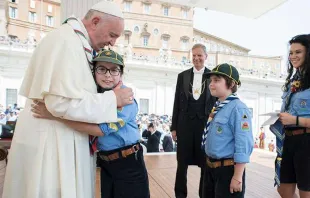 Papa Francisco cumprimenta um grupo de jovens escoteiros no Vaticano em 2015.