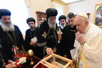 PapaTawadros_Reliquia_VaticanMedia.jpg