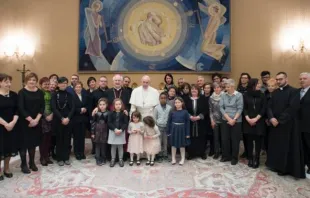 Papa com as famílias das vítimas.