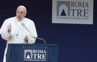 Papa fala aos estudantes durante sua visita à universidade.