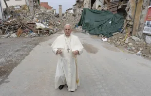 Papa durante sua visita à área atingida por terremoto na Itália em 2016.