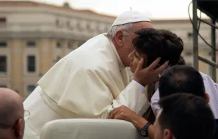 Papa Francisco saúda uma criança durante a Audiência.