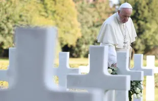 Papa Francisco no cemitério norte-americano de Nettuno.