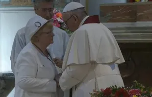 Irmã do Pe. Jacques Hamel cumprimenta o Papa.