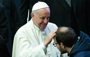 Papa saúda um peregrino na Audiência.