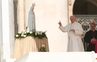 Papa junto à imagem de Nossa Senhora de Fátima.