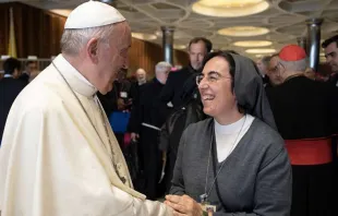 Ir. Alessandra Smerilli HMA cumprimentando o Papa Francisco no Vaticano.