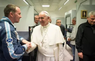 Papa Francisco visita o novo dormitório “Dom de Misericórdia” para pessoas sem-teto perto de São Pedro.