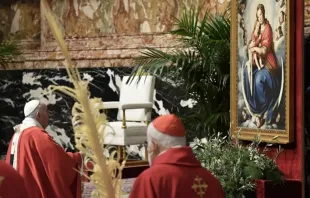 O Papa reza diante da Virgem no Domingo de Ramos.