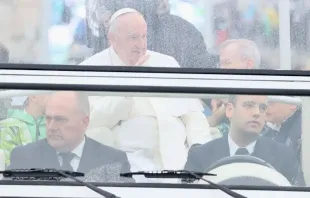O papa Francisco saúda os peregrinos na chuva