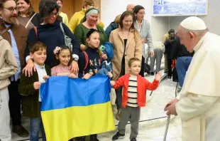 O papa Francisco com crianças da Ucrânia na audiência geral