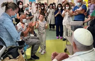 O papa visita o Departamento de Oncologia Pediátrica do Gemelli.