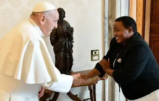 Papa Francisco e Robinah Nabbanja