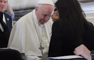 Papa abençoa o bebê de uma jornalista.