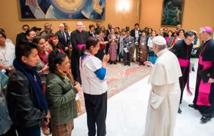 Papa Francisco e representantes indígenas no Vaticano.