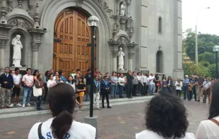 Fiéis católicos rezando em frente à Paróquia da Virgem Milagrosa em Lima, Peru. Crédito: Walter Sánchez Silva