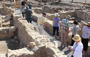 Peregrinos percorrem as ruínas de Magdala, cidade natal de Maria Madalena. Crédito: Cortesia Centro Magdala.