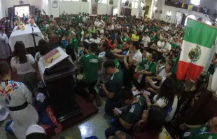 Peregrinos mexicanos em uma igreja no Panamá.