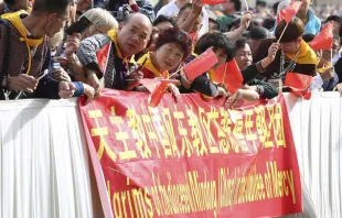 Grupo de peregrinos chineses na Praça de São Pedro, no Vaticano.