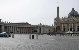 Praça de São Pedro fechada por causa do coronavírus.