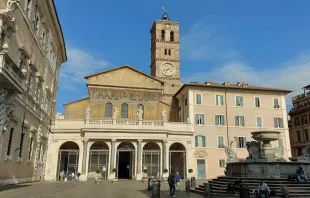 Fachada da Basílica de Santa Maria em Trastevere, em Roma.