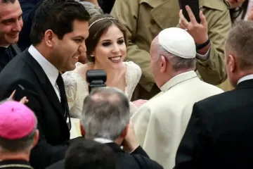 Pope_Francis_greets_newly_married_couple_at_the_ge.jpg