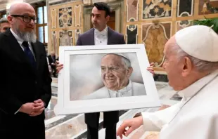 Membros da "Pro Petri Sede" entregam um retrato ao papa Francisco