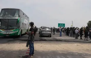 Polícia ajuda a desbloquear uma rodovia no Peru