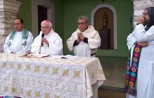 Dom Raúl Vera (no centro do altar) celebra a Missa de "Ação de Graças" para a comunidade de San Aelredo. Ao seu lado esquerdo, "Frei" Julián Cruzalta e o Padre Adolfo Huerta Alemán.