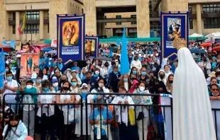 Milhares de católicos rezam na Praça de Bolívar, em Bogotá (Colômbia