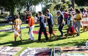 Uma imagem do ritual realizado nos Jardins do Vaticano. Crédito: Daniel Ibáñez