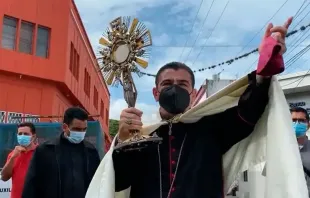 Dom Rolando Álvarez com o Santíssimo Sacramento nas ruas