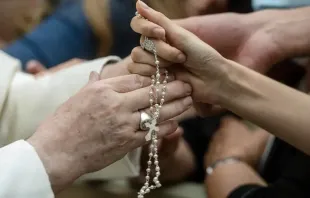 Papa abençoa o rosário de um peregrino 