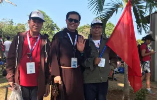 Pe. Francis e dois peregrinos do Vietnã na JMJ Panamá 2019.