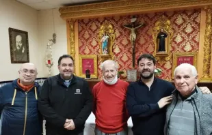 Padre Antonio Rodríguez, ao centro, com a comunidade salesiana de Algeciras