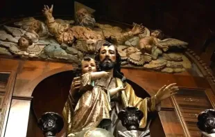 Imagem de São José e do Menino Jesus na igreja de São Pedro, em Lima, Peru