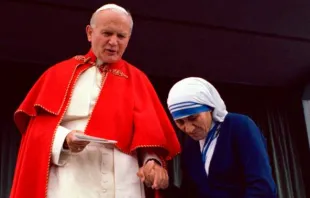 São João Paulo II e madre Teresa na Cidade do Vaticano (1983