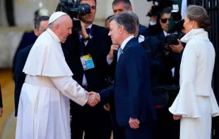 Papa Francisco saúda o Presidente Juan Manuel Santos.