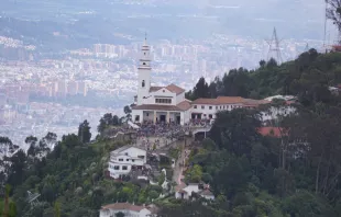 Santuário do Senhor de Monserrate. Atrás da Igreja se pode ver parte de Bogotá.