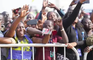 Mulheres africanas cumprimentam o papa Francisco