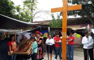 Símbolos da JMJ (Cruz peregrina e ícone da Salus Populis Romani) em Oaxaca 