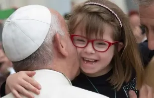 Papa Francisco com menina com síndrome de Down