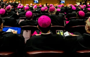 Bispos na sala do Sínodo, no Vaticano.