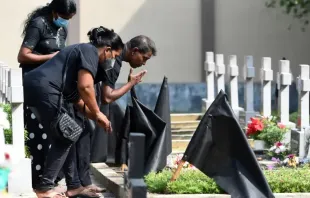 Família visita um ente querido que morreu durante os ataques terroristas do Domingo de Páscoa de 2019 no Sri Lanka